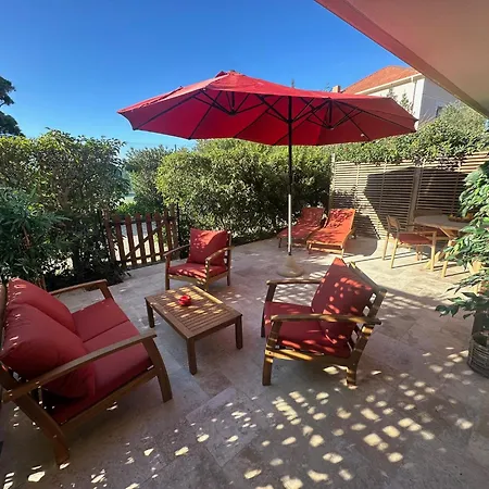 Entierement Renove Avec Terrasse Daire Saint-Tropez